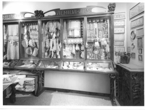 Vetrina del negozio Aemilia Ars, oggi esposta nella sala del Museo della Storia di Bologna. Dalle collezioni di Genus Bononiae